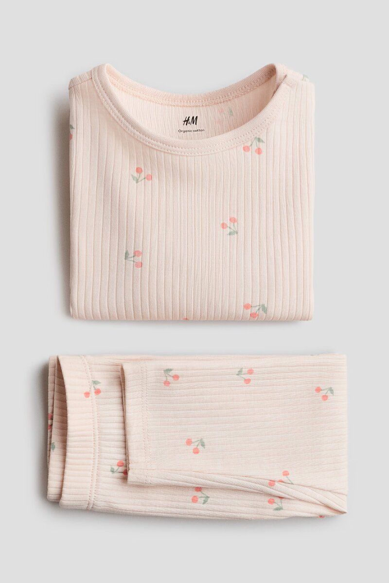 Деталі рожевого костюма H&M