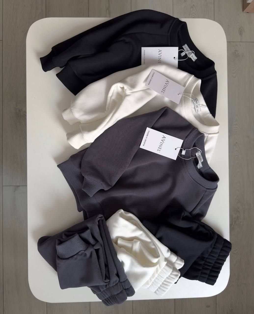 Молочний спортивний костюм